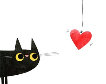 Puede incluir: Un gato negro con ojos amarillos mira hacia arriba a un corazón rojo que cuelga de una cuerda. El corazón está colgando en el aire.