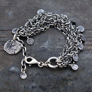 手鍛造のムーンチャームが付いた酸化シルバーのマルチチェーンブレスレット