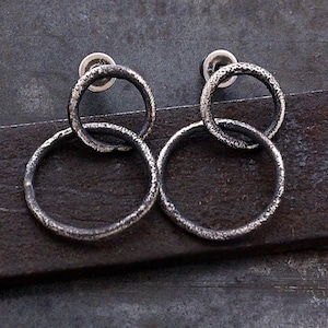 Orecchini a doppio cerchio in argento sterling ossidato – borchie con texture grezza