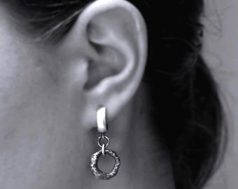 Pendientes colgantes de plata de ley oxidada de 17 mm con círculos orgánicos texturizados.