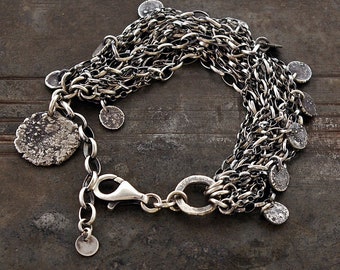 Bracelet à plusieurs breloques fait main en argent sterling oxydé • bracelet pièce de monnaie • cadeau unique pour femme •