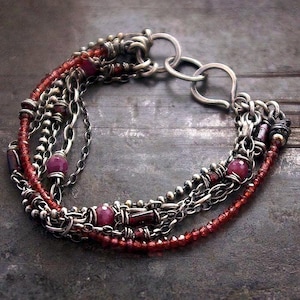 Bracciale multistrato con granato e rubino – argento sterling ossidato