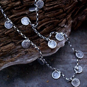 Collar largo lunar de plata de ley: discos lunares martillados