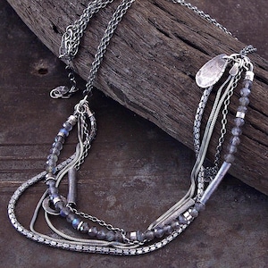 Vintage Silberkette mit oxidiertem Labradorit und mehrreihigen Charms