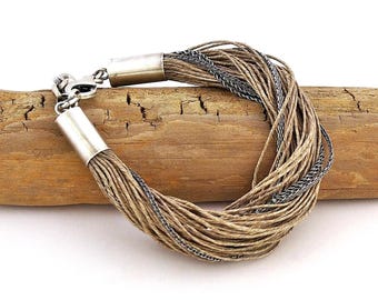 Conjunto de joyas de lino beige con plata oxidada: pendientes y pulsera con borlas.