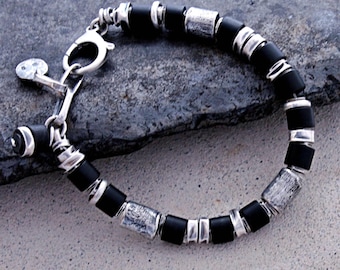 Pulsera de cuentas de ónix negro para hombre de 8 mm: cuentas tubulares texturizadas de plata de ley oxidada.