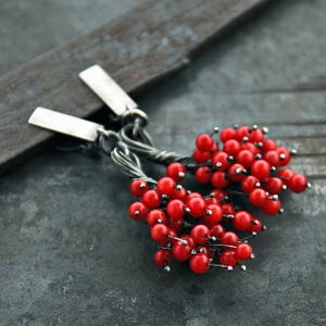 Orecchini in corallo rosso in argento sterling ossidato