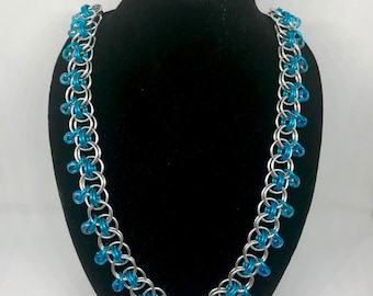 Collar de cota de malla de tejido de yelmo con cuentas de aguamarina