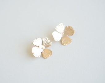 Mini Maeve Flower Earrings