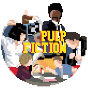 Può includere: Un'illustrazione pixelata del titolo del film "Pulp Fiction" in lettere gialle e rosse con un gruppo di personaggi del film sullo sfondo.