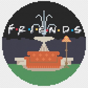 Peut inclure: Un motif de point de croix représentant le canapé orange emblématique de la série télévisée "Friends", avec le nom de la série en lettres noires au-dessus du canapé. Le canapé est devant une fontaine et une lampe.