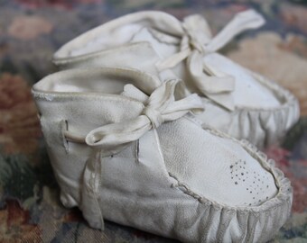 Vintage Newborn Kid Leather White Moccasins