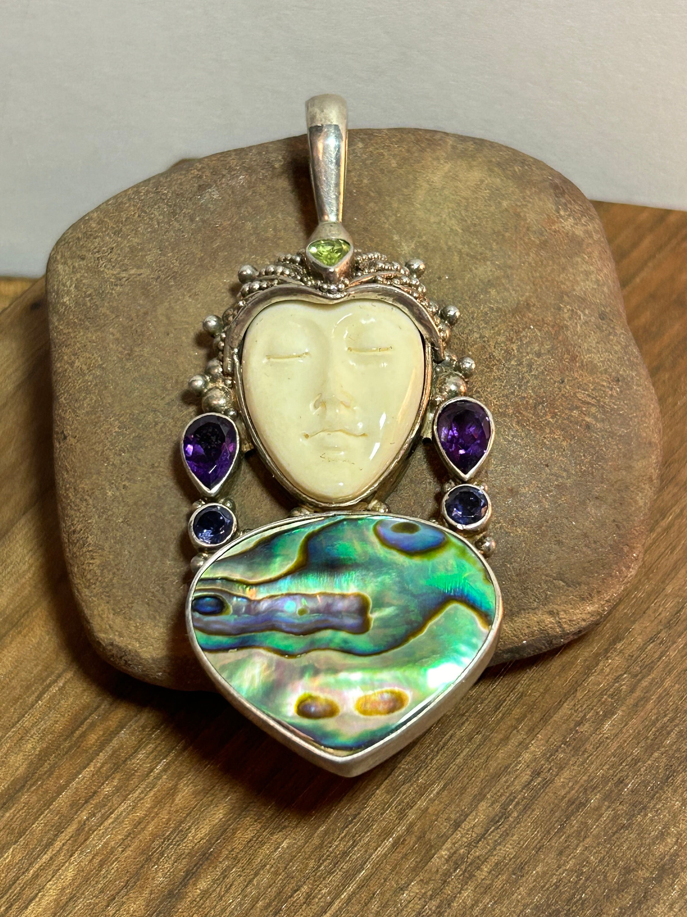 驚きの値段での商品をすべて Sajen Multi Stone Sterling Goddess Pendant Cow Bone Peridot アクセサリー