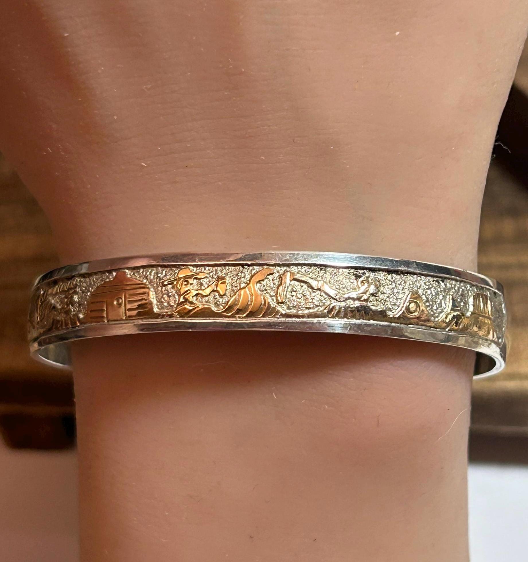 NAVAJO Tom and Sylvia Kee 12KG シルバーバングル Navajo 12K Storyteller Cuff Bracelet Tom Sylvia Kee 12KT