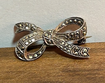 Broche En Argent Et Marcassite en forme de noeud art déco Broche En Argent Et Marcassite en forme de noeud art déco