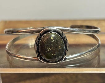Brazalete Navajo Kingman de plata de ley con turquesa verde y detalles en verde oliva. Joyería vintage. Regalo ideal para aniversarios, Navidad o cumpleaños. Estilo bohemio.