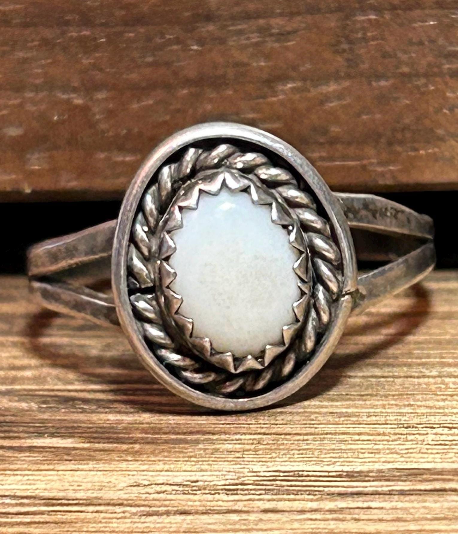 Vintage Navajo Mother of Pearl, Turquoise and Sterling  Navajo Sterling Silver Mother of Pearl Ring display picture 1