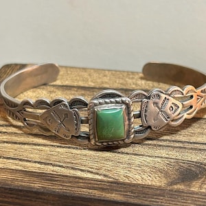 Fred Harvey Era Green Turquoise Sterling Storyteller Cuff Bracelet Navajo 925 Silver Arrowhead Arrows Vintage Jewelry Native Birthday Gift