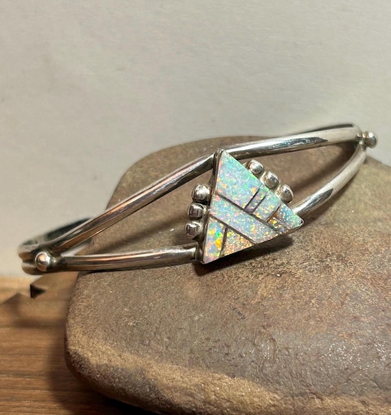 Marvelous Vintage Navajo 'Triangular Bisbee Turquoise' Native American Jewelry Silver Bracelet Marvelous Vintage Navajo 'Triangular Bisbee Turquoise' Native American Jewelry Silver Bracelet