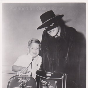 Zorro Guy Williams Shows Fan School Packs 8x10 Photo