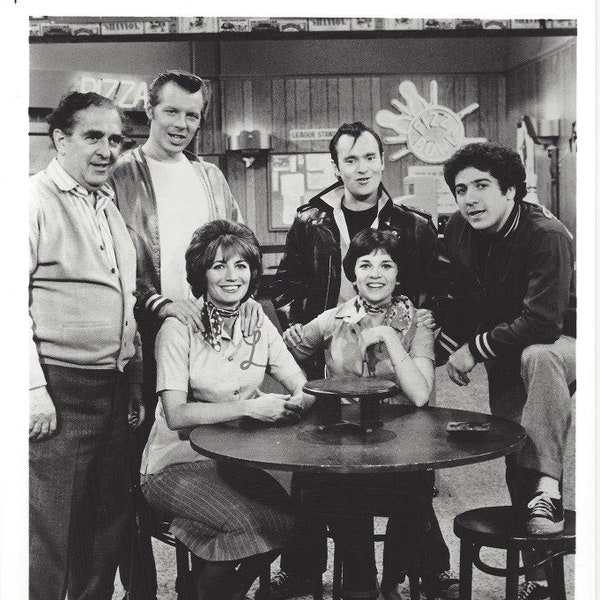 Laverne & Shirley Marshall Williams Lenny McKean Squiggy Landers Carmine Mekka McKean Foster Frank DeFazio 8x10 Photo