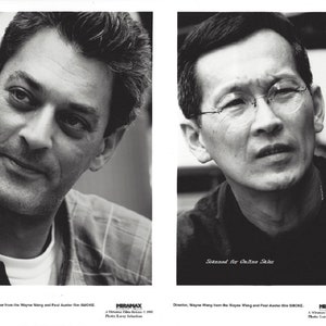 Könnte beinhalten: Ein schwarz-weißes Werbefoto mit zwei nebeneinander liegenden Porträts. Das linke Porträt zeigt Paul Auster, das rechte Porträt zeigt Wayne Wang mit einer Brille. Text am unteren Rand identifiziert sie aus dem Film SMOKE.