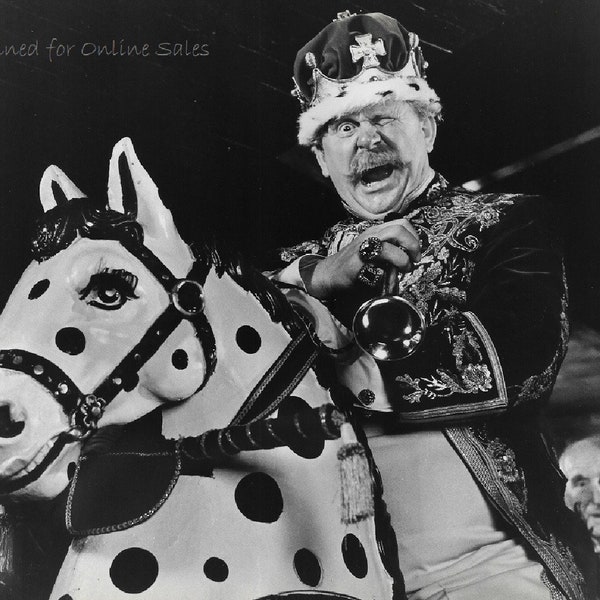 Chitty Chitty Bang Bang Gert Frobe Baron Bomburst Rides Polka Dot Horse 8x10 Photo