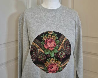 Hellgraues Sweatshirt mit floraler Applikation eines baltischen Schals