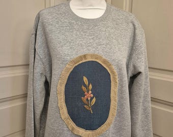 Hellgraues Sweatshirt mit Vintage-Canvas-Applikation