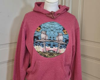 Himbeerfarbenes Sweatshirt mit Seidenschal-Applikation