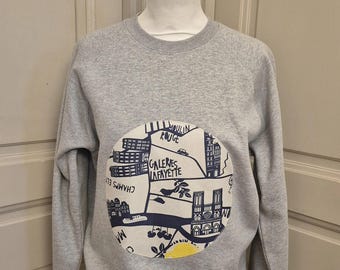 Hellgraues Sweatshirt mit Seidenschal-Applikation und Paris-Kartenmotiv (S/M)