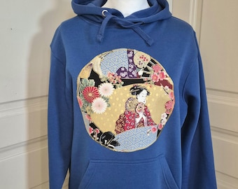 Blaues Sweatshirt mit japanischen Musterapplikationen