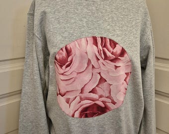 Hellgraues Sweatshirt mit Seidenschal-Applikation und rosa Blumen (S/M)