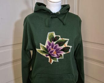 Tannengrünes Sweatshirt mit Lotusblumen-Canvas-Applikation
