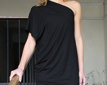 Vestido negro con hombros descubiertos: jersey de punto drapeado asimétrico