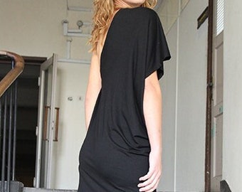 Vestido negro pequeño: minitúnica con hombros descubiertos