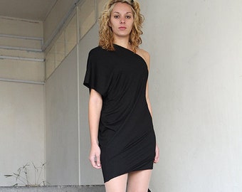 Minivestido negro con hombros descubiertos: túnica asimétrica