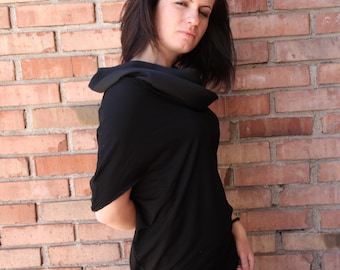 Blusa holgada tipo túnica con cuello vuelto en color negro