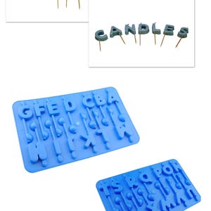 K&ouml;nnte beinhalten: Das Bild zeigt Buchstabenkerzen und Silikonformen. Die Kerzen haben die Form der Buchstaben A, B, C, X, Y und Z sowie des Wortes "CANDLES". Zwei blaue Silikonformen sind mit Buchstaben gef&uuml;llt. Die Formen dienen zur Herstellung von Buchstaben.