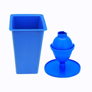 Könnte beinhalten: Ein blauer Plastikmülleimer mit einem blauen Plastikdeckel und einem blauen Plastiktrichter mit einem Sockel. Der Trichter ist für die Verwendung mit dem Mülleimer konzipiert.
