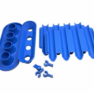 Peut inclure: Un ensemble de composants en plastique bleu comprenant une base avec quatre supports circulaires, un plateau allong&eacute; avec quatre ouvertures circulaires, un grand plateau rectangulaire avec cinq canaux parall&egrave;les et trois petits connecteurs en Y.