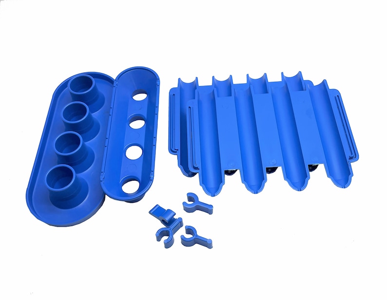 Peut inclure: Un ensemble de composants en plastique bleu comprenant une base avec quatre supports circulaires, un plateau allong&eacute; avec quatre ouvertures circulaires, un grand plateau rectangulaire avec cinq canaux parall&egrave;les et trois petits connecteurs en Y.