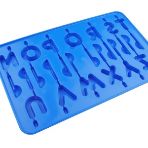 K&ouml;nnte beinhalten: Eine leuchtend blaue Silikon-Eisw&uuml;rfelschale mit Notenformen. Das Tablett zeigt verschiedene musikalische Symbole, darunter Viertelnoten, Achtelnoten und Violinschl&uuml;ssel. Ideal f&uuml;r Musikliebhaber und Themenpartys.
