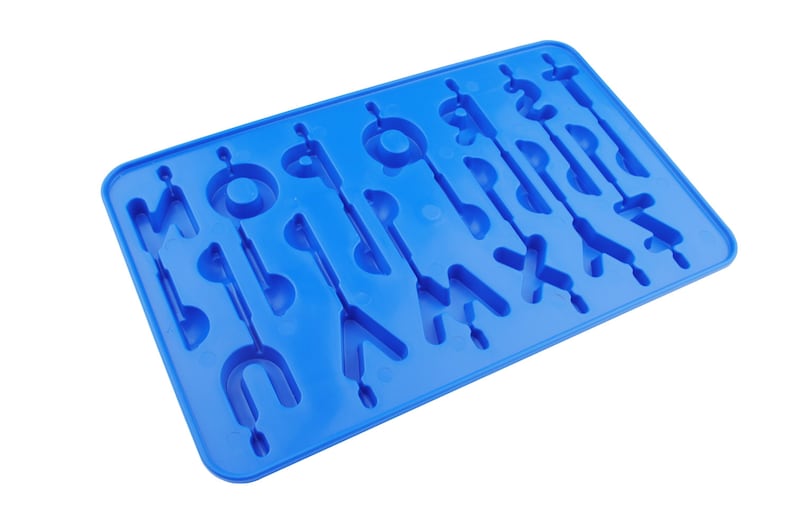 K&ouml;nnte beinhalten: Eine leuchtend blaue Silikon-Eisw&uuml;rfelschale mit Notenformen. Das Tablett zeigt verschiedene musikalische Symbole, darunter Viertelnoten, Achtelnoten und Violinschl&uuml;ssel. Ideal f&uuml;r Musikliebhaber und Themenpartys.