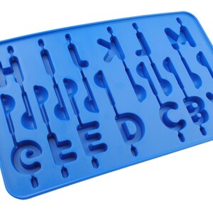 K&ouml;nnte beinhalten: Eine blaue Silikonform mit den Buchstaben A bis M. Die rechteckige Form mit abgerundeten Ecken ist f&uuml;r die Herstellung von Buchstabenformen konzipiert. Die Buchstaben sind in einer stilisierten Schriftart gehalten, ideal f&uuml;r Bastelarbeiten oder zum Backen.