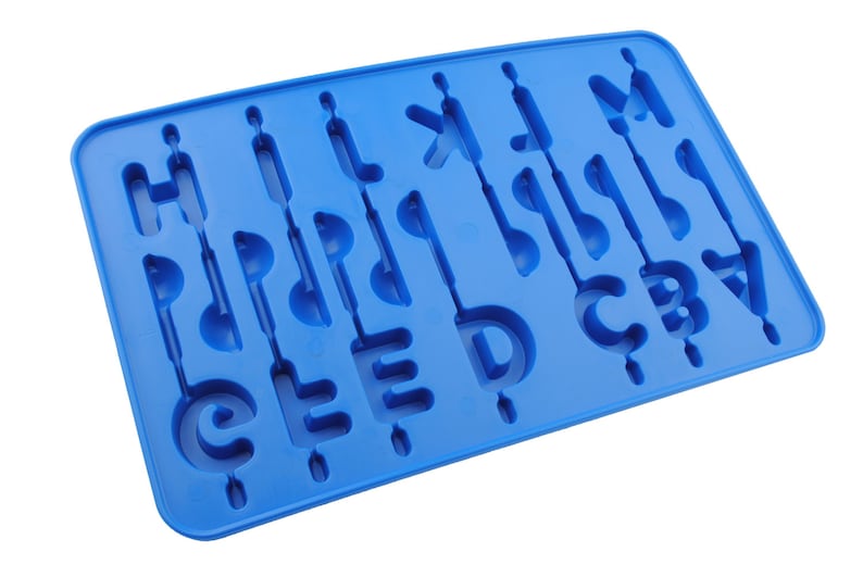 K&ouml;nnte beinhalten: Eine blaue Silikonform mit den Buchstaben A bis M. Die rechteckige Form mit abgerundeten Ecken ist f&uuml;r die Herstellung von Buchstabenformen konzipiert. Die Buchstaben sind in einer stilisierten Schriftart gehalten, ideal f&uuml;r Bastelarbeiten oder zum Backen.