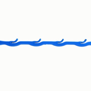 Peut inclure: Une bande en plastique bleu vif, allong&eacute;e et ondul&eacute;e, dot&eacute;e de quatre crochets int&eacute;gr&eacute;s r&eacute;guli&egrave;rement espac&eacute;s et incurv&eacute;s vers le haut. L'objet pr&eacute;sente une orientation horizontale plate avec des extr&eacute;mit&eacute;s &eacute;vas&eacute;es pour suspendre des objets.