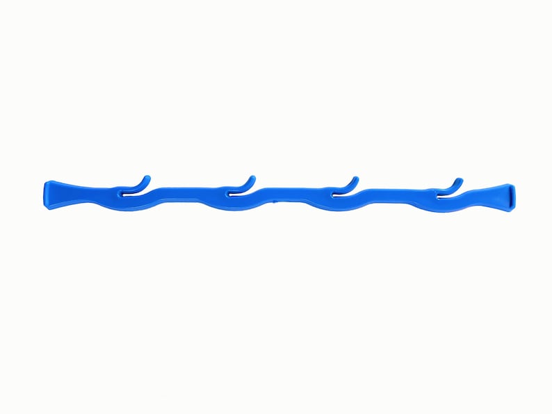Peut inclure: Une bande en plastique bleu vif, allong&eacute;e et ondul&eacute;e, dot&eacute;e de quatre crochets int&eacute;gr&eacute;s r&eacute;guli&egrave;rement espac&eacute;s et incurv&eacute;s vers le haut. L'objet pr&eacute;sente une orientation horizontale plate avec des extr&eacute;mit&eacute;s &eacute;vas&eacute;es pour suspendre des objets.