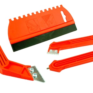 Peut inclure: Un ensemble de quatre outils en plastique orange pour racler et lisser les surfaces. Les outils ont des lames en métal et sont conçus pour être utilisés avec du coulis, de la peinture et d'autres matériaux.