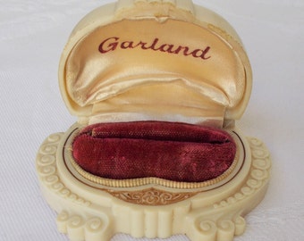 clamshell ring box